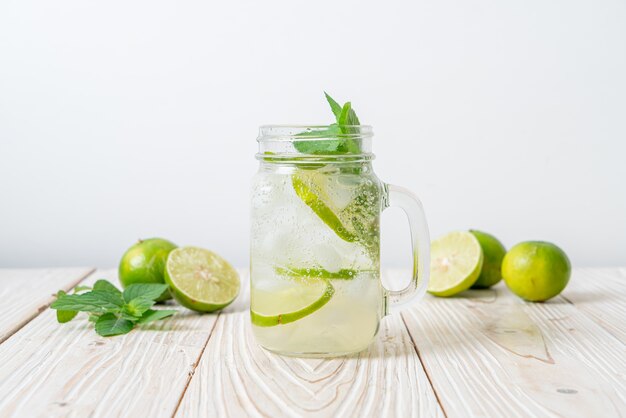 ijskoude limoensoda met munt - verfrissend drankje