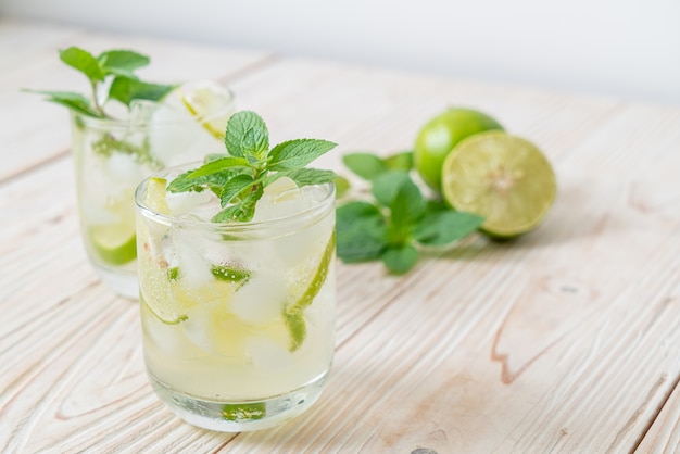 ijskoude limoensoda met munt - verfrissend drankje