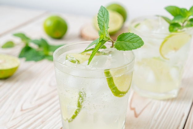 ijskoude limoensoda met munt - verfrissend drankje