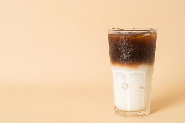 ijskoude zwarte koffie met melklaagje in glas