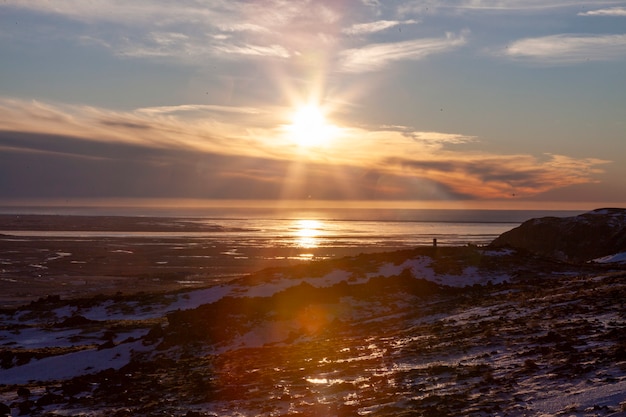 IJsland. De stoomvallei van Reykjadalur in de buurt van Reykjavik, in IJsland met heuvels die in de winter wit zijn bedekt