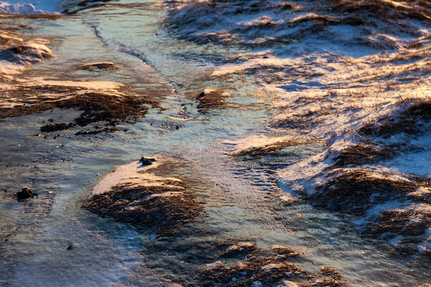 Foto ijsland. de stoomvallei van reykjadalur in de buurt van reykjavik, in ijsland met heuvels die in de winter wit zijn bedekt