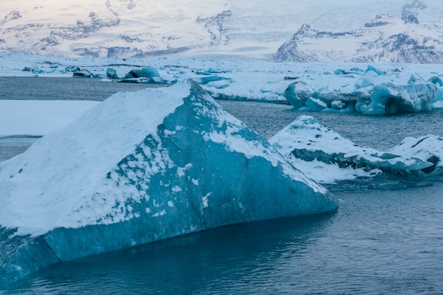 IJsland, ijsbergen drijvend. IJs en vulkanische as. Gletsjerlagune. Smeltend ijs. Zuidkust IJsland. Lagune van Jokullsarlon