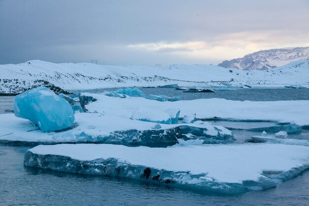 IJsland, ijsbergen drijvend. IJs en vulkanische as. Gletsjerlagune. Smeltend ijs. Zuidkust IJsland. Lagune van Jokullsarlon