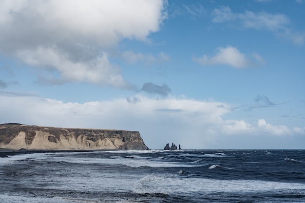 IJsland vik zuidkust zwarte vulkanische strandkust met golven en bergen