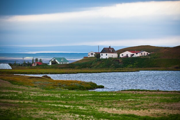 IJslands landschap met kleine locatie aan de kust van de fjord. Horizontaal schot