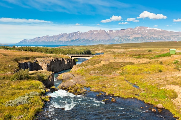 IJslands landschap met rivierbergen en helderblauwe lucht