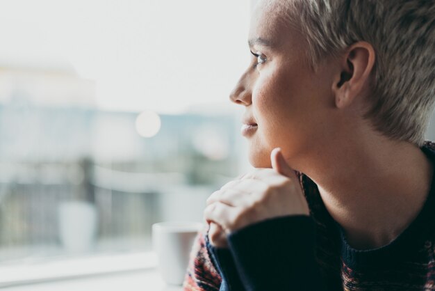 IJslandse mooie vrouw levensstijl momenten in Reykjavik