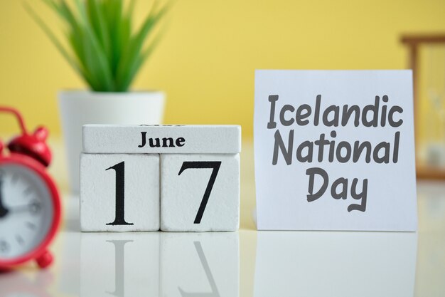 IJslandse nationale dag 17 zeventiende juni maand kalender Concept op houten blokken.