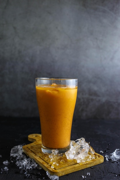 IJsmelkthee in een glas met ijs IJsmelkthee in een glas met ijs