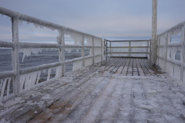 Ijspegels die aan de winterconcept van de voetgangersbrug hangen