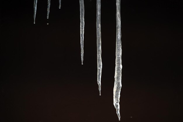 Ijspegels op huis in de winter