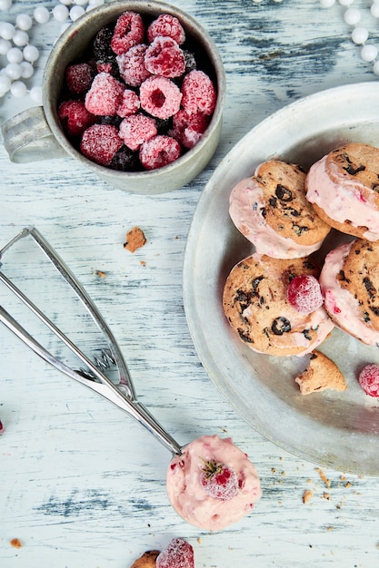 IJssandwiches met aardbei.