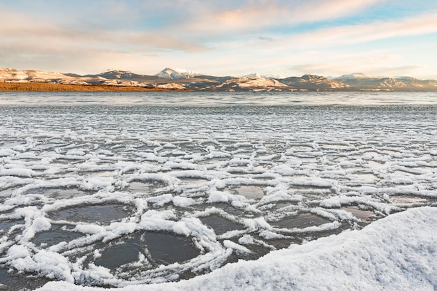 Ijsschotsen aan de oever van Lake Laberge Yukon Canada