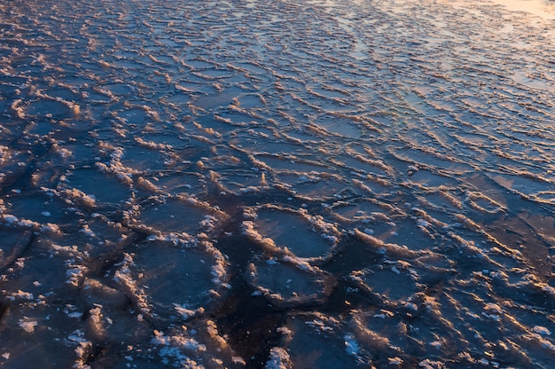 IJsschotsen in het meer bevriest. ijsveld