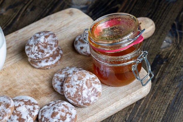 IJssuiker peperkoek op een snijplank bloemdeeg gemaakt van peperkoekmeel bedekt met suiker