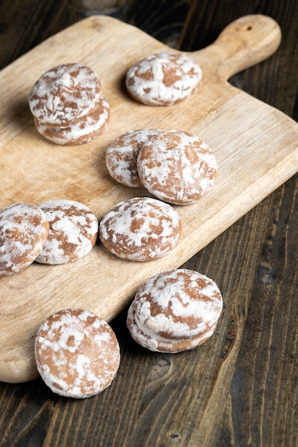 IJssuiker peperkoek op een snijplank bloemdeeg gemaakt van peperkoekmeel bedekt met suiker