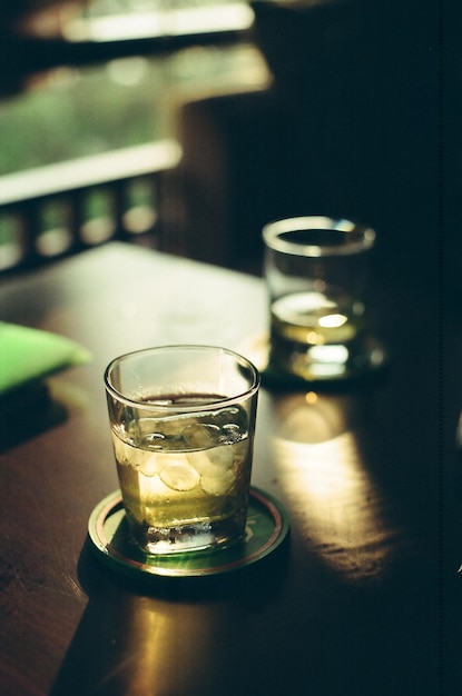 IJsthee in een glas op tafel.