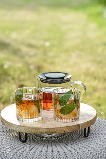 ijsthee op de zomertafel buiten