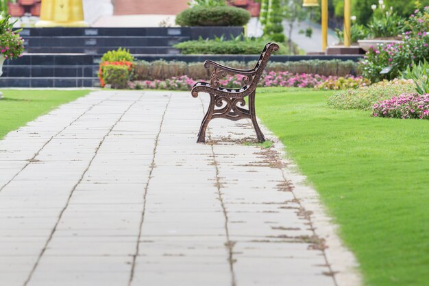 IJzeren bankje in een park