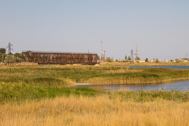 Foto ijzeren brug in genichesk oekraïne