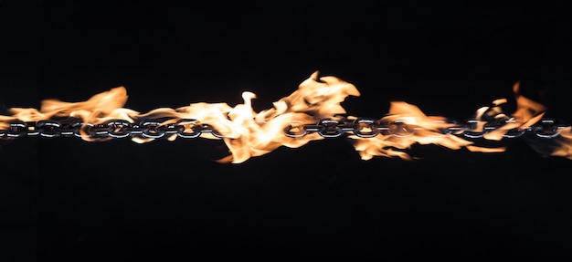 Foto ijzeren ketting in brand op een zwarte achtergrond
