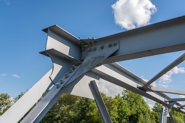 Foto ijzeren stalen frameconstructie van brug op blauwe hemelachtergrond brug metalen constructies frames bouten en moeren