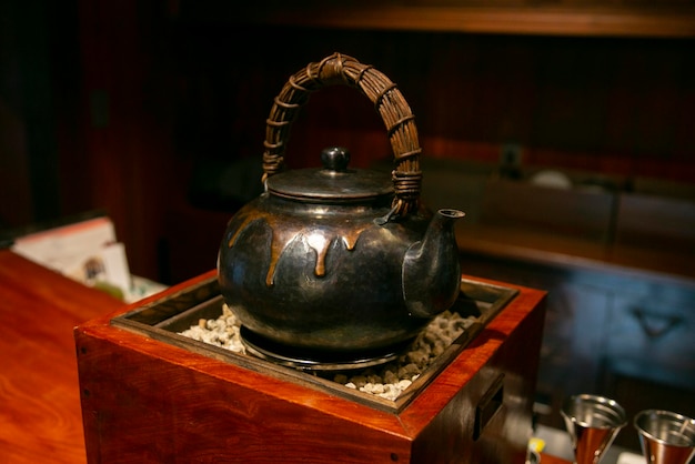 IJzeren theecontainers in een traditioneel theehuis in Murakami City, Japan