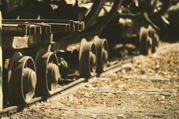 IJzeren wielen van een oude trein die op de rails rijdt