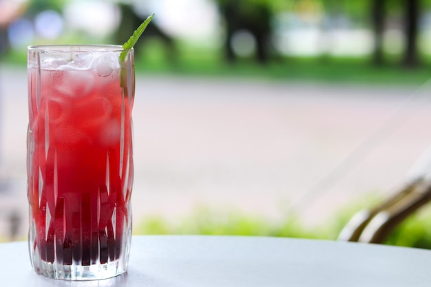 Ijzige kersendrank in glas met munt en ijs op het terras dorstlesser concept ruimte kopiëren