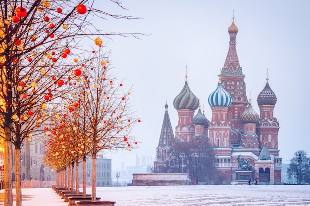 Ijzige mistige winterochtend op het Rode Plein van Moskou in kerstversieringen en StBasils-kathedraal