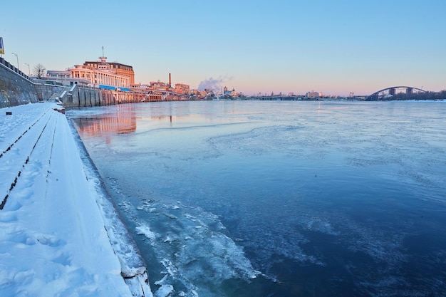 Ijzige ochtend aan de rivier bij de brug Kiev