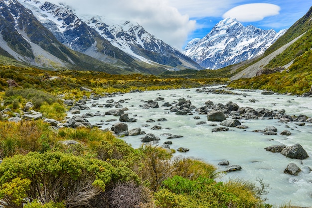 Ijzige stroom tussen rotsen en grint in hooker vallei van aoraki mount cook national park, nieuw zeeland