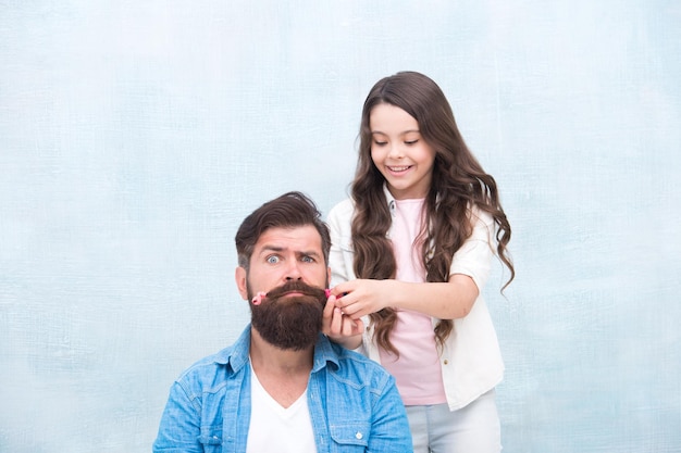 Ik ben kapper en vader is mijn cliënt Kleine dochter stijl snorhaar van vader Klein kind doe haar van bebaarde man vader Mijn plicht om mijn vader schoonheid te maken Kapsalon Barbershop