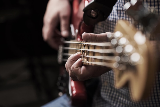 Ik ben mijn eigen rockster Bijgesneden opname van een onherkenbare man die thuis een elektrische gitaar speelt