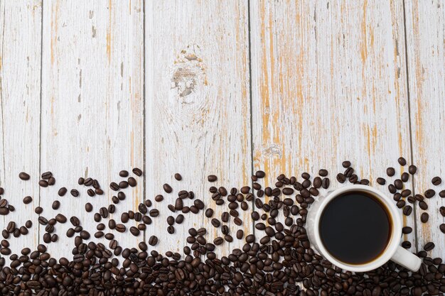 Ik drink graag koffie. Koffiemokjes en koffiebonen op tafel.