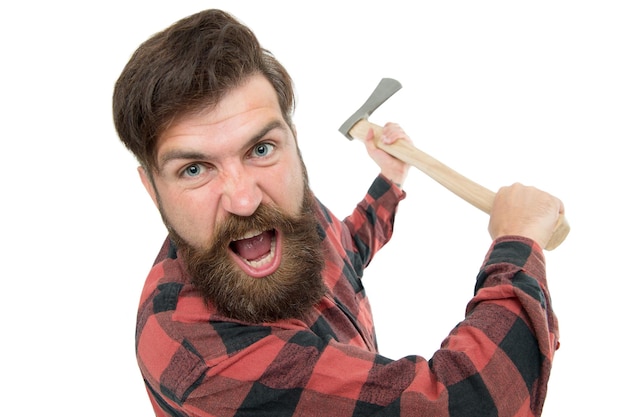 Ik heb er een hekel aan. gekke man met bijl geïsoleerd op wit. brutale houthakker met gekke look. bebaarde hipster in gekke stemming dreigt met bijl. gekke psychopaat.