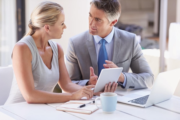 Ik heb wat gedachten Bijgesneden opname van twee collega's die samenwerken aan een bureau