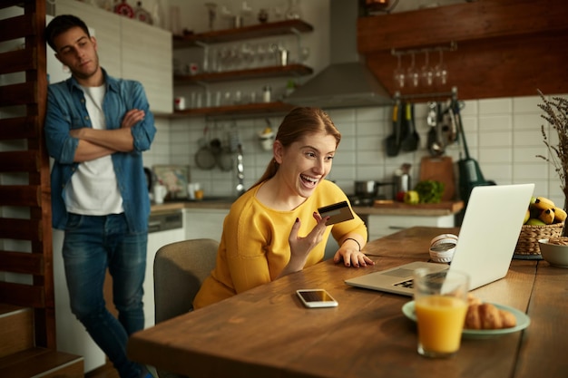 Ik heb zijn creditcard, laten we gaan winkelen