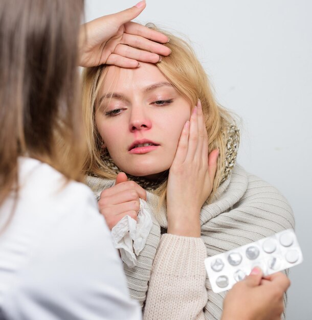 Ik hoop dat het geen griep is eerstelijnsarts die diagnose stelt aan zieke vrouw patiëntenzorg en gezondheidszorg arts die ongezonde vrouw thuis bezoekt arts die patiënt onderzoekt