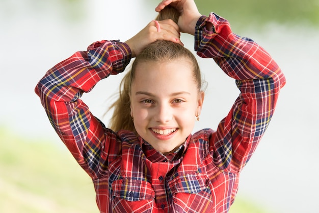 Ik hou ervan om haar te doen. Schattig klein kind doet haar mooie paardenstaart kapsel. Aanbiddelijk klein meisje dat lang blond haar stileert. Haar haar heeft een kapper nodig.