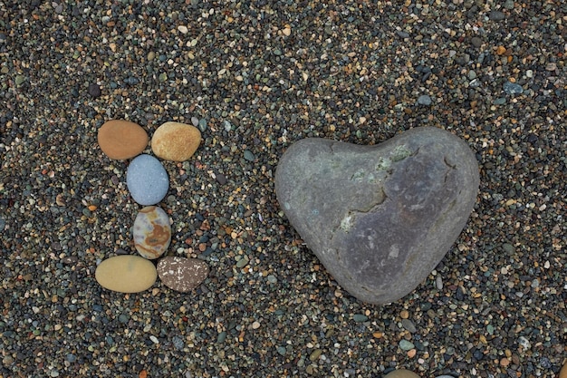 Ik hou van gemaakt van stenen op het zandstrand