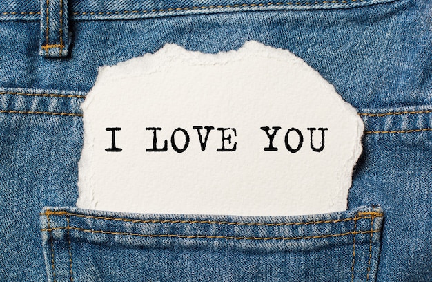 Ik hou van je op gescheurd papier achtergrond op jeans liefde en valentijn concept