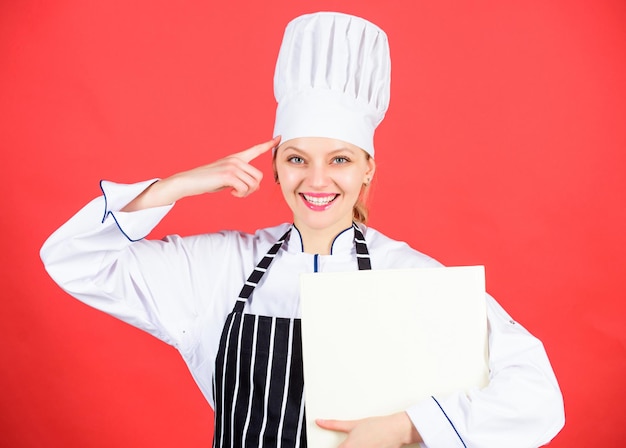 Ik hou van mijn baan restaurant menu Culinair dieet professionele chef-kok in de keuken Keuken vrouw in kok hoed en schort gelukkige vrouw koken gezond voedsel volgens recept Huisvrouw met kookboek