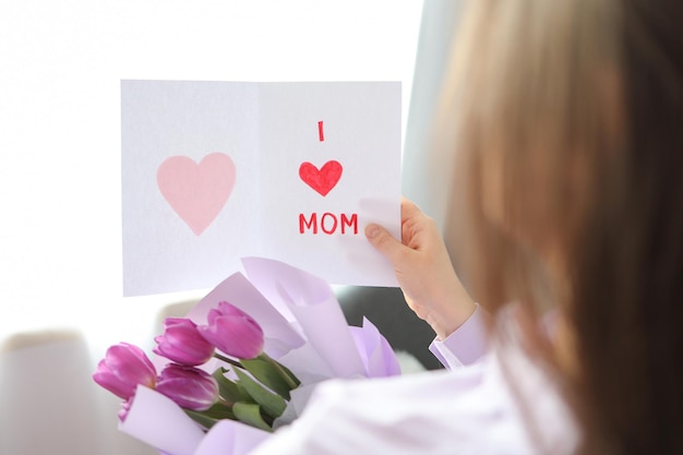 Ik hou van moeder handgetekende kaart en bloemen van een kind voor Moederdag verjaardag of Moederdag gefeliciteerd voor moeder