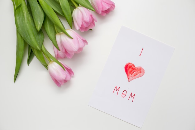Foto ik hou van moeder inscriptie met roze tulpen