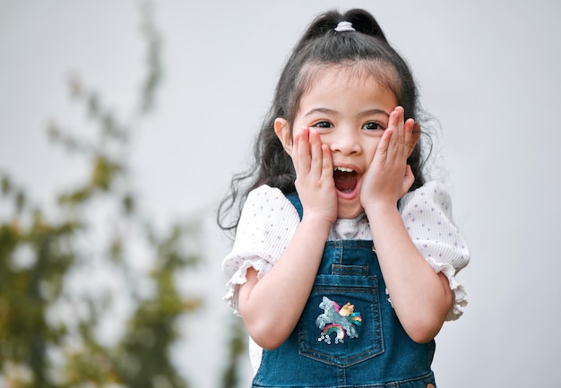 Ik hou van verrassingen Shot van een schattig klein meisje dat verrast kijkt terwijl ze buiten staat