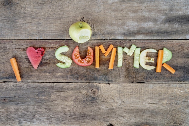 Foto ik hou van zomerconceptwoorden gemaakt van fruit en groenten