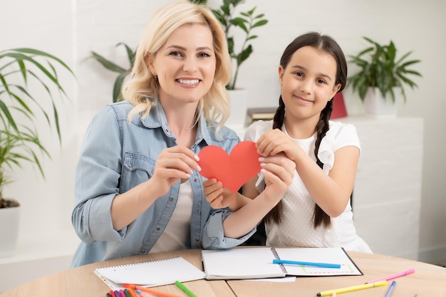 Ik houd van jou mam. Gelukkige familie en moederdag. moeder en dochter die rood hart houden. Wereld hart dag. Valentijnsdag vieren. Moeders liefde is het hart van het gezin. wees mijn Valentijn. bijdrage.