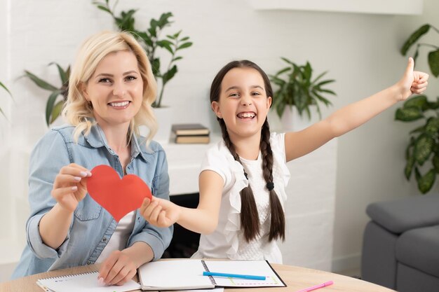 Ik houd van jou mam. Gelukkige familie en moederdag. moeder en dochter die rood hart houden. Wereld hart dag. Valentijnsdag vieren. Moeders liefde is het hart van het gezin. wees mijn Valentijn. bijdrage.